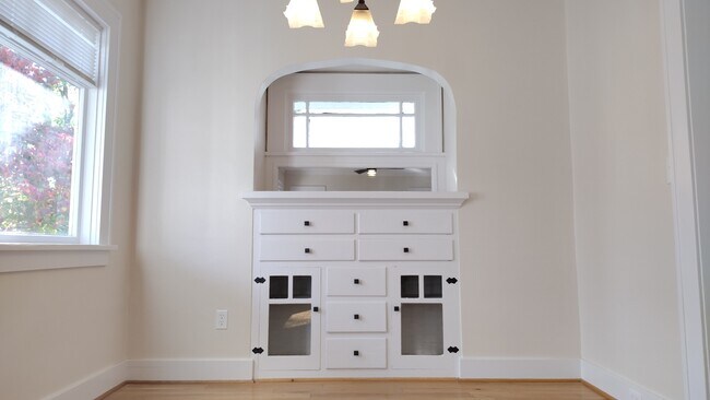 Building Photo - 2551 NE 32nd Pl