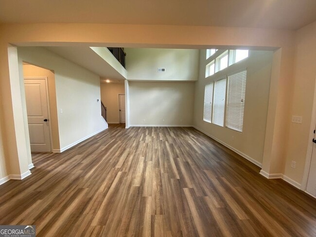 Building Photo - 5595 Mirror Lake Dr