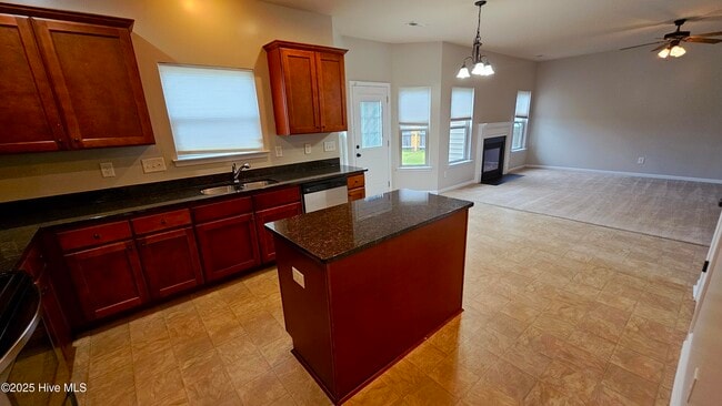 Building Photo - 302 SW Plantation Dr
