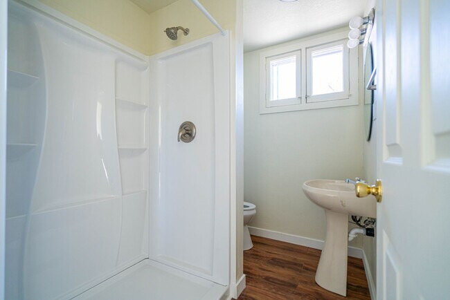 Building Photo - Spacious & Updated 5 Bed Home in Prime Ogden Location