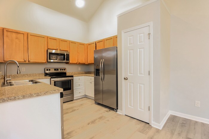 Building Photo - 4709 Farm Lake Dr