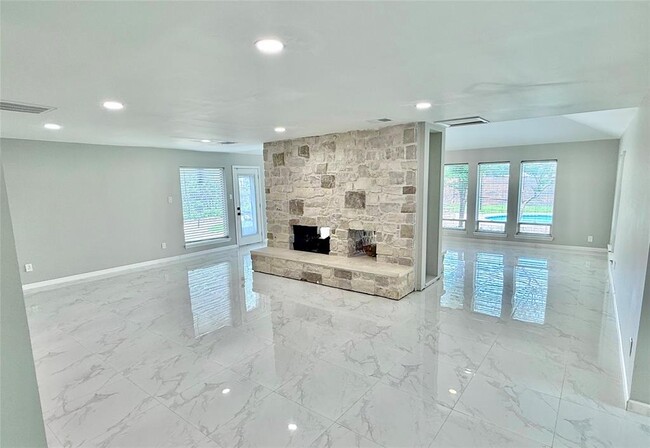 Building Photo - 3307 Deerwood Ln