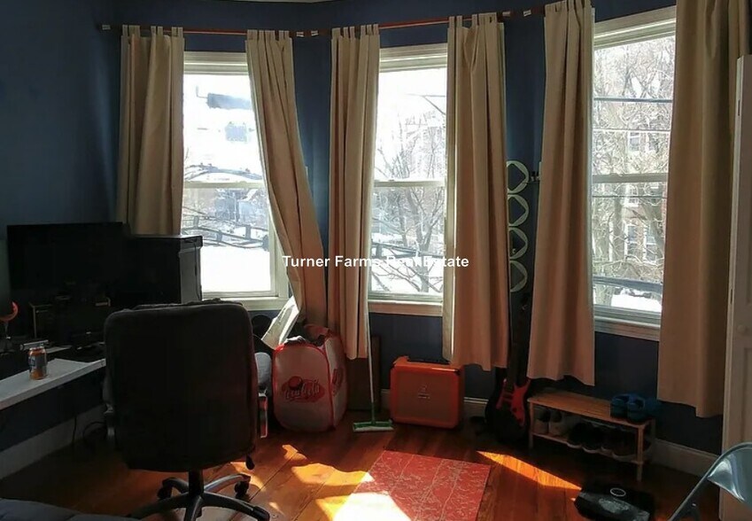 Building Photo - 84 Line St