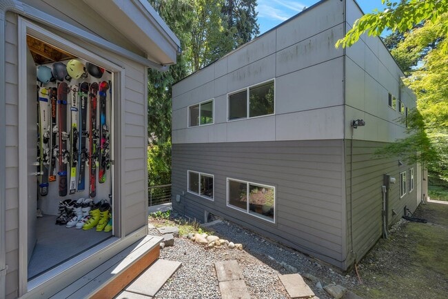 Building Photo - Great modern home located on Mercer Island