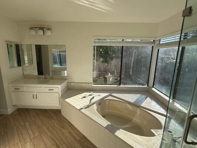 Building Photo - 4 Bedroom Single Story Home Available