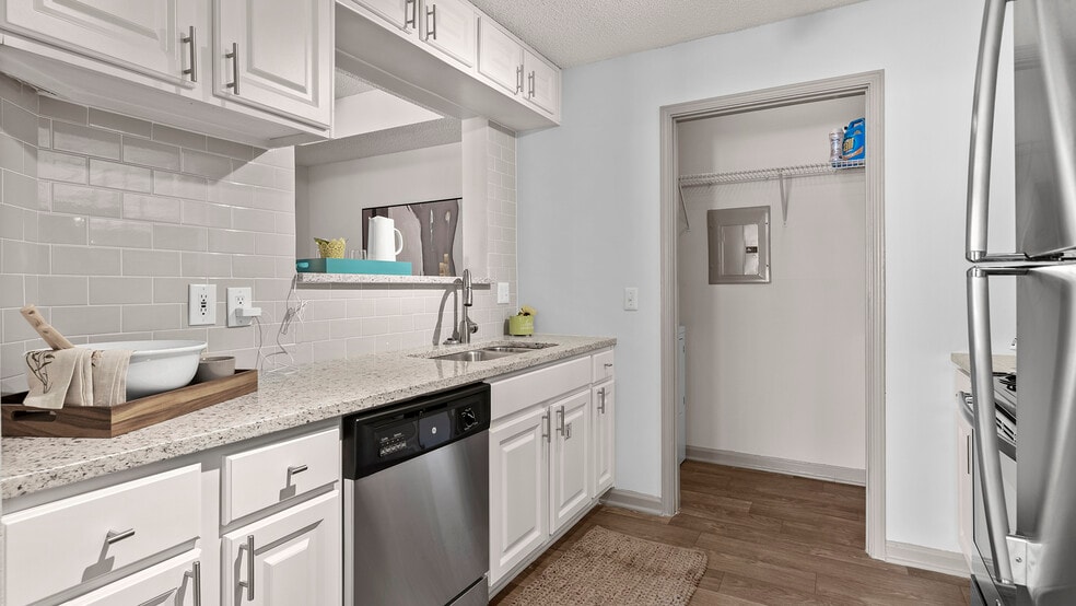 Building Photo - z-121625-Perimeter 5550