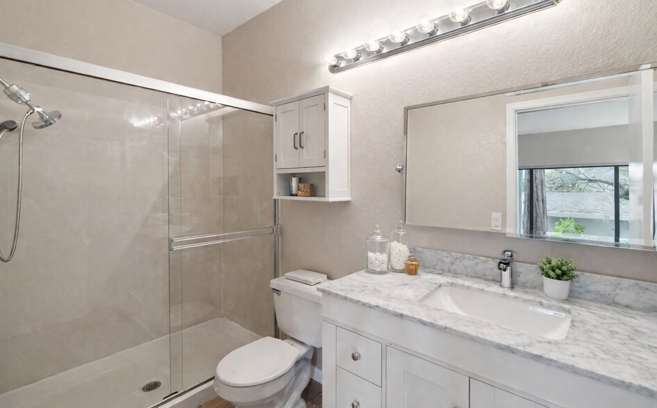 Building Photo - 2677 Oak Rd