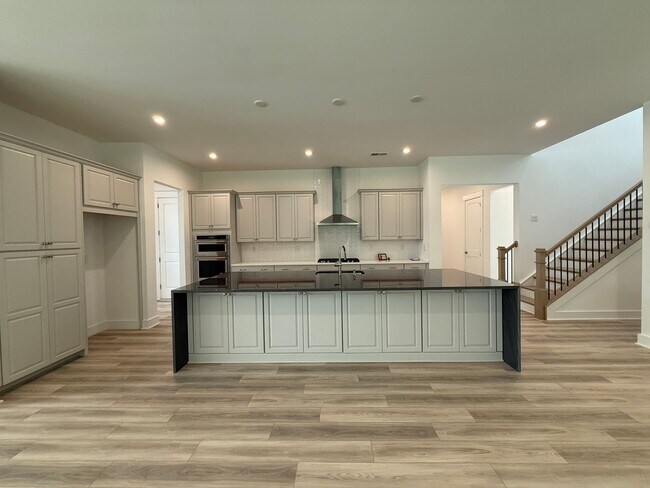 Building Photo - Beautiful 4 Bedroom Single Family Home