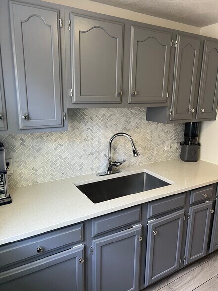 Building Photo - 64 Sterling St