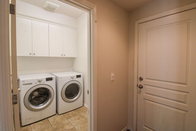 Building Photo - 4 bedroom 2.5 bathroom condo in Broad Street Village Complex