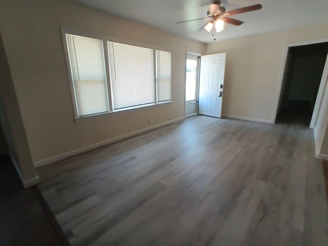 Building Photo - Freshened up ready for new tenants! Section 8 approved