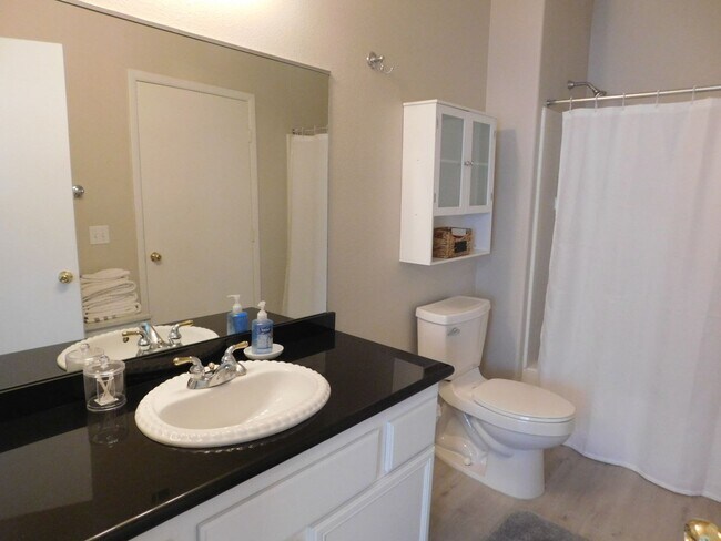 Building Photo - GORGEOUS FULLY FURNISHED 2 BEDROOM UNIT*GA...