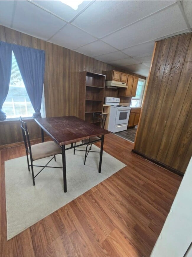 Building Photo - 215 S Main St