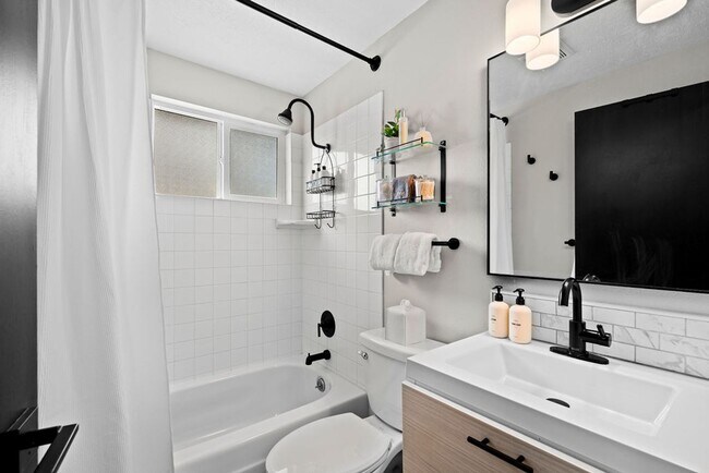 Building Photo - Trendy 2B/1B Unit C I Near Gonzaga/WSU/EWU...