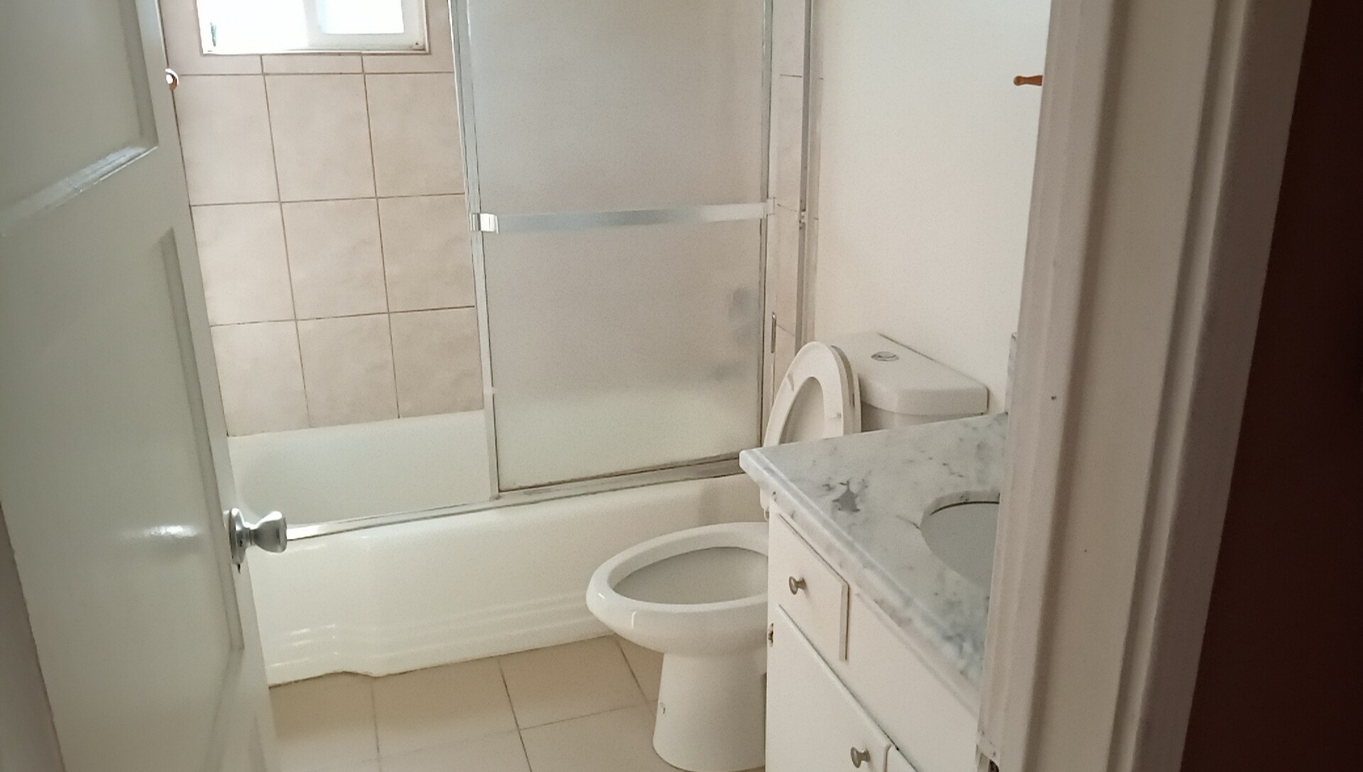 Full bathroom - 10636 Louise Ave
