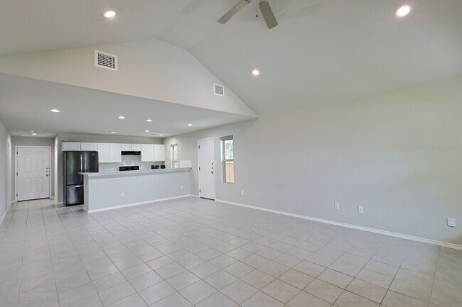 Building Photo - Charming 3/2 Minutes from Downtown NBTX