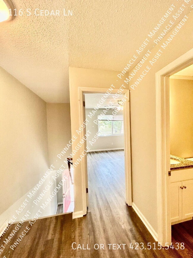 Building Photo - 116 S Cedar Ln