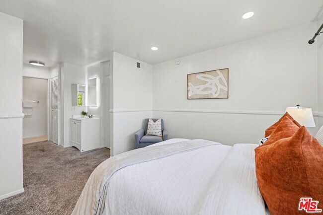 Building Photo - 14850 Hesby St