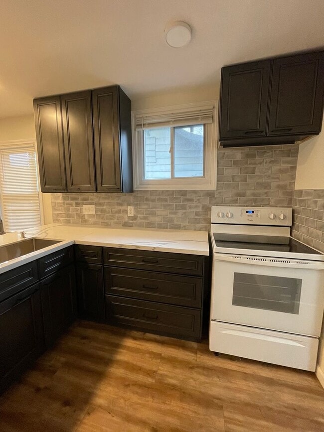 Building Photo - Nicely updated 2bd/2ba bungalow in Royal Oak w/ master bathroom suite