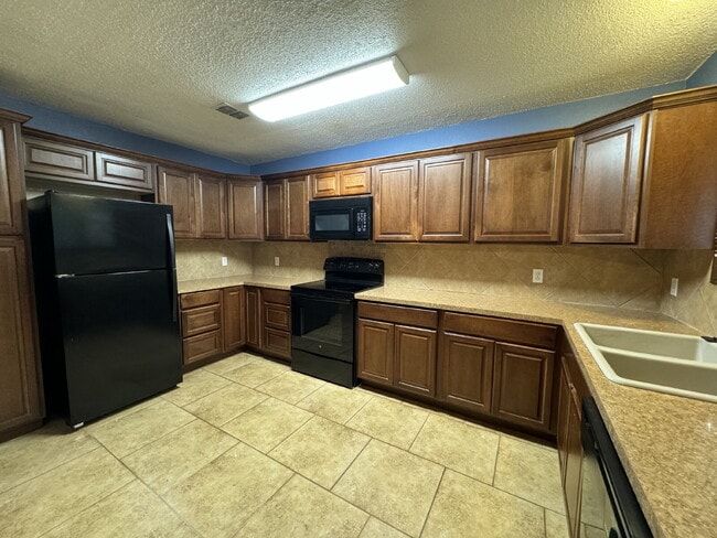 Building Photo - Beautiful duplex in South Lubbock