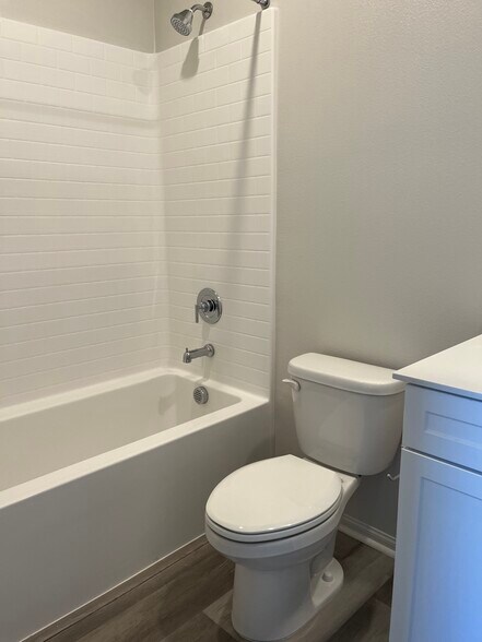 Building Photo - 28019 Oakdale Dr