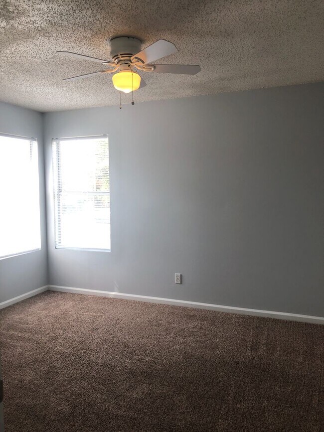Building Photo - Highly desired unit located in Greenbrier ...