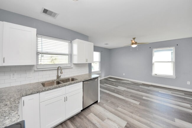 Building Photo - 618 Maple Way