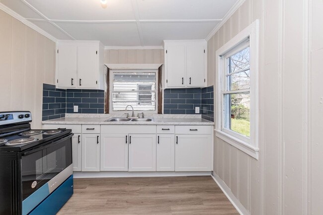 Building Photo - 1220 Battle St