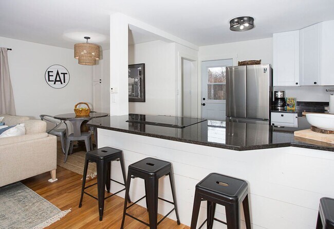 Building Photo - A Turnkey 4 Bed 2 Bath Furnished Retreat