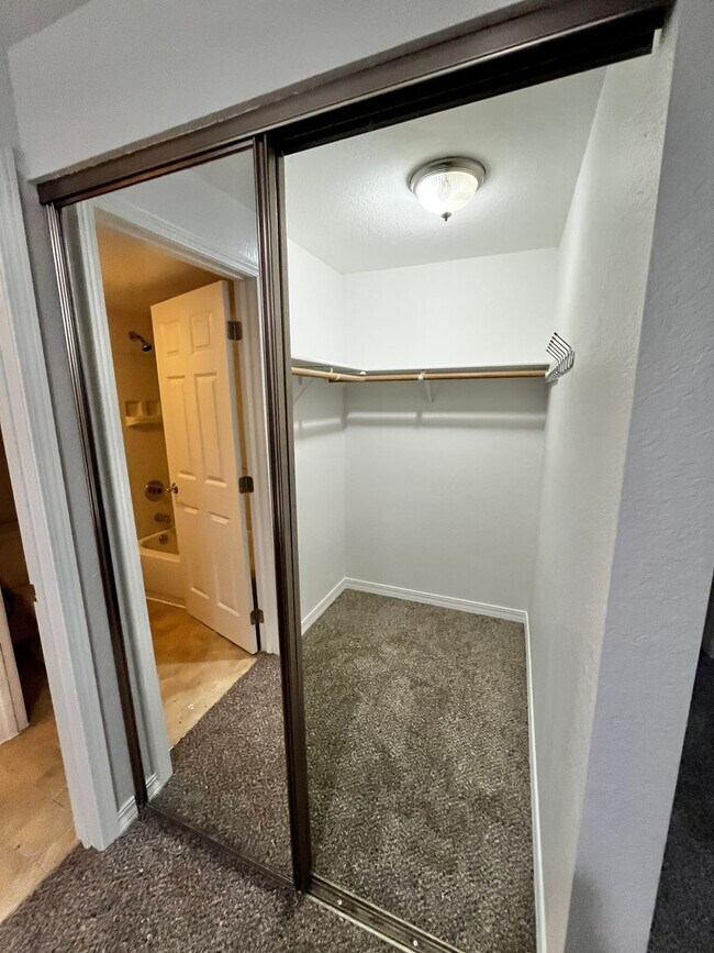 Building Photo - Fresh Paint and New Carpet in this Sunn Fjord Condo!