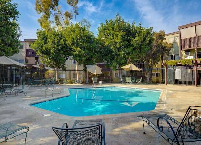 Building Photo - Bright and Spacious 2 Bed/ 2 Bath with Private Balcony, Views, In Unit Laundry and Parking in the...