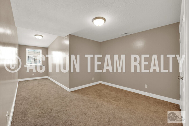 Building Photo - Row End Townhome in Orem!