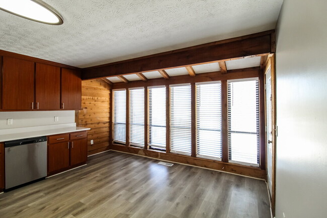 Building Photo - 8950 Western Pines Ct