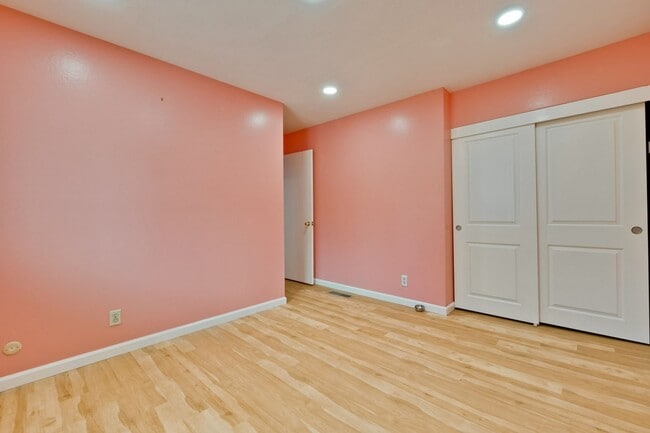 Building Photo - Beautiful 4 Bed 2.5 Bath Town Home in Fremont Northgate Area !