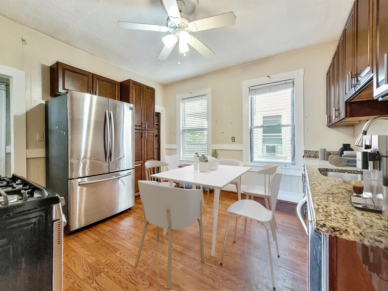 Primary Photo - 110 Howland St