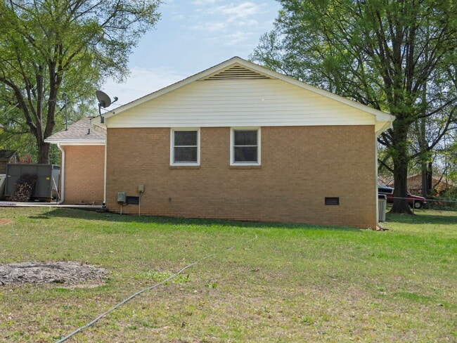 Building Photo - 102 McCall St