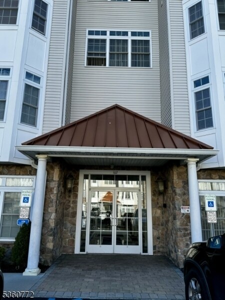 Building Photo - 102 E Elizabeth Ave