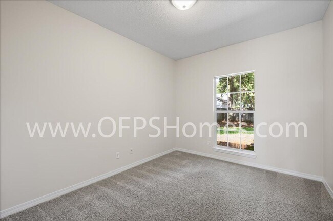 Building Photo - Niceville 3/2 with Office Flexible Availability