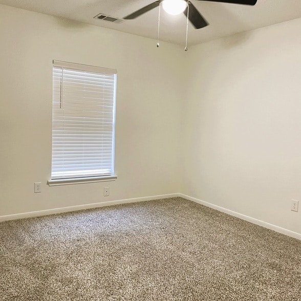 Building Photo - 18143 Holly Forest Dr
