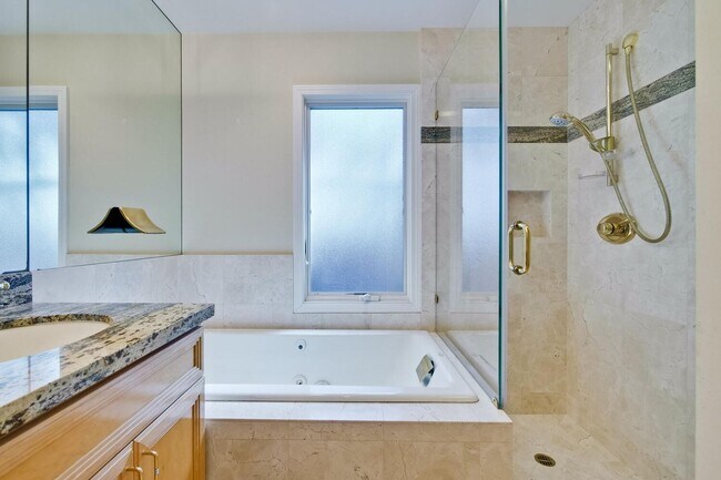 Building Photo - Beautiful 4 bedroom, 3 bath in desirable C...