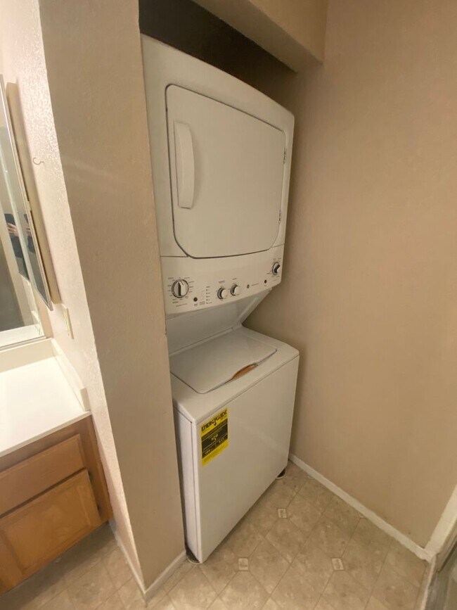 Building Photo - 6859 Tamarus St