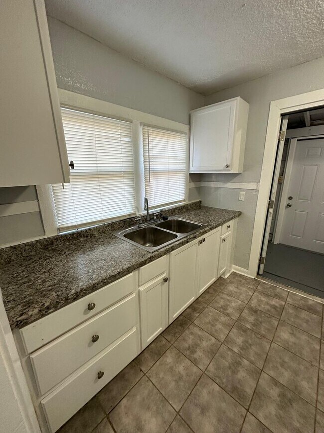 Building Photo - Fully Renovated 2/1 Single Family House Available for Immediate Rent!