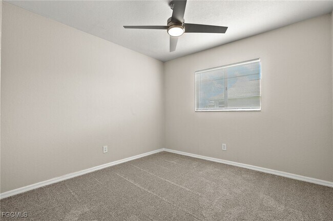 Building Photo - 3919 SW 14th Ave