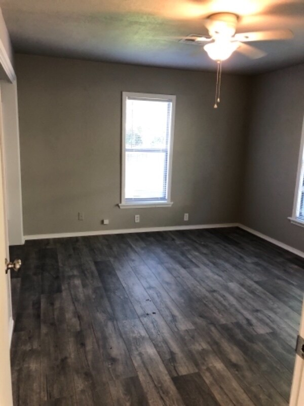 Building Photo - 1116 E Broadway St