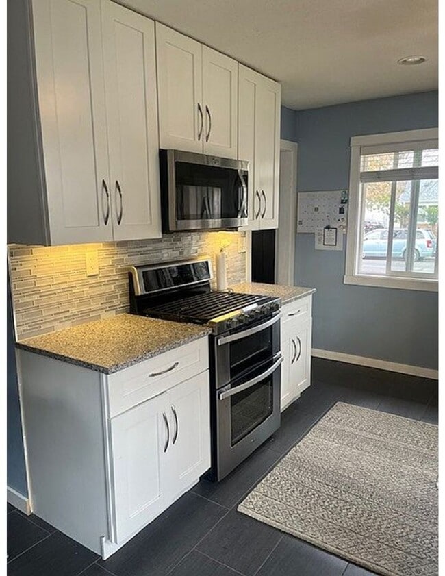 Building Photo - Spacious 4-Bedroom Home Near Airport, Lake...