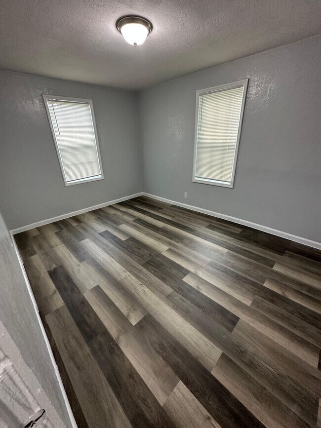 Building Photo - Fully Renovated 3/1.5 Available for Immedi...