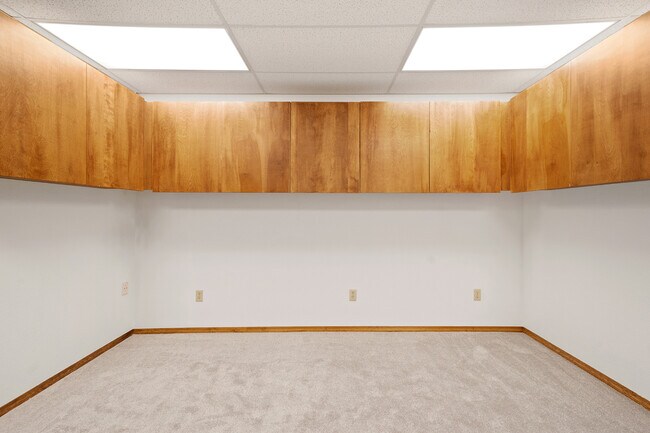 Building Photo - 1324 Stonehaven Dr