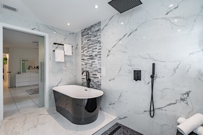 Building Photo - 830 SW 14th Ct