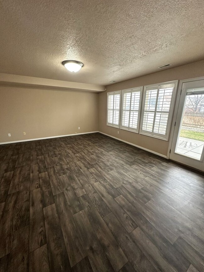 Building Photo - 4 Bed | 2.5 Bath Home in Clinton – Ready for Move-In!