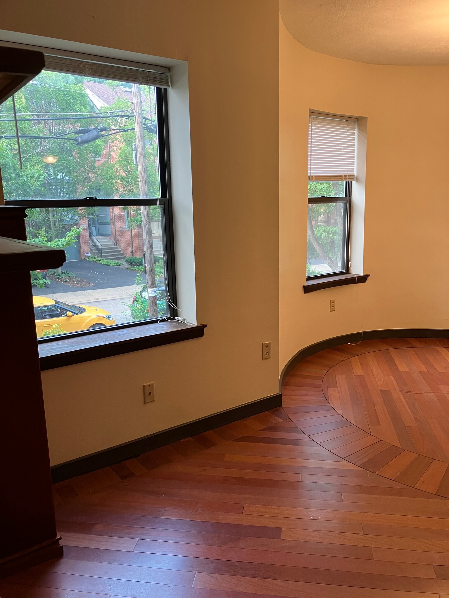 view upon entry, left of door - 6344 Aurelia St